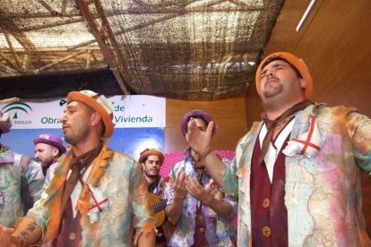 Juan Antonio Almansa, Dios Momo, leyó el testamento de la sardina en las Almadrabillas. Fotos: JA Barrios