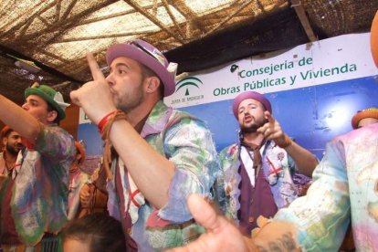 Juan Antonio Almansa, Dios Momo, leyó el testamento de la sardina en las Almadrabillas. Fotos: JA Barrios