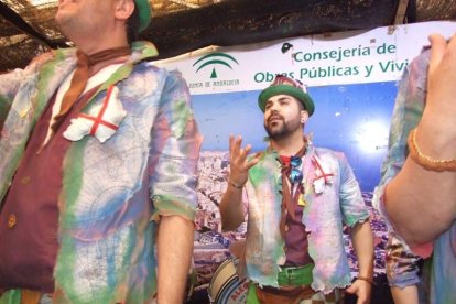 Juan Antonio Almansa, Dios Momo, leyó el testamento de la sardina en las Almadrabillas. Fotos: JA Barrios