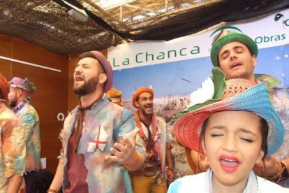 Juan Antonio Almansa, Dios Momo, leyó el testamento de la sardina en las Almadrabillas. Fotos: JA Barrios