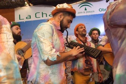 Juan Antonio Almansa, Dios Momo, leyó el testamento de la sardina en las Almadrabillas. Fotos: JA Barrios