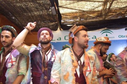 Juan Antonio Almansa, Dios Momo, leyó el testamento de la sardina en las Almadrabillas. Fotos: JA Barrios