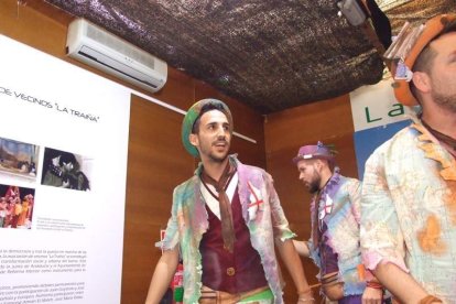 Juan Antonio Almansa, Dios Momo, leyó el testamento de la sardina en las Almadrabillas. Fotos: JA Barrios