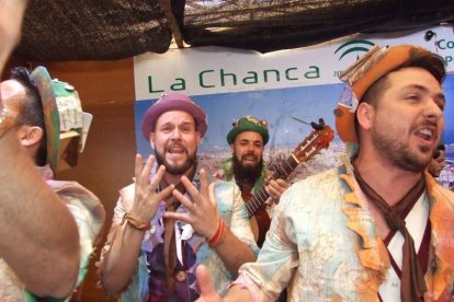 Juan Antonio Almansa, Dios Momo, leyó el testamento de la sardina en las Almadrabillas. Fotos: JA Barrios