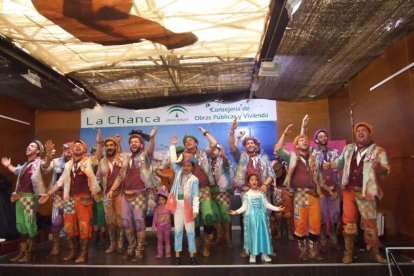 Juan Antonio Almansa, Dios Momo, leyó el testamento de la sardina en las Almadrabillas. Fotos: JA Barrios