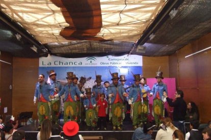 Juan Antonio Almansa, Dios Momo, leyó el testamento de la sardina en las Almadrabillas. Fotos: JA Barrios