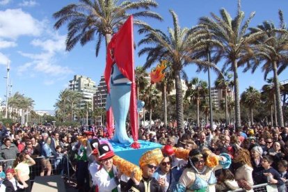 Juan Antonio Almansa, Dios Momo, leyó el testamento de la sardina en las Almadrabillas. Fotos: JA Barrios