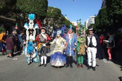 Juan Antonio Almansa, Dios Momo, leyó el testamento de la sardina en las Almadrabillas. Fotos: JA Barrios