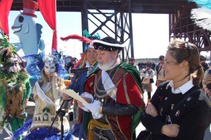 Juan Antonio Almansa, Dios Momo, leyó el testamento de la sardina en las Almadrabillas. Fotos: JA Barrios