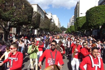 Juan Antonio Almansa, Dios Momo, leyó el testamento de la sardina en las Almadrabillas. Fotos: JA Barrios