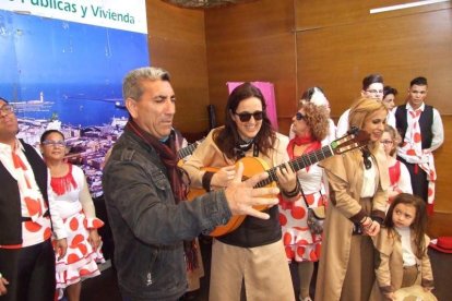 Juan Antonio Almansa, Dios Momo, leyó el testamento de la sardina en las Almadrabillas. Fotos: JA Barrios