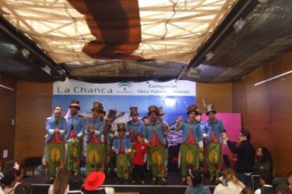 Juan Antonio Almansa, Dios Momo, leyó el testamento de la sardina en las Almadrabillas. Fotos: JA Barrios