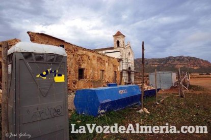 Las obras en el Cortijo del Fraile dan un nuevo aspecto al ruinoso edificio. Fotos difundidas por la asociación Amigos del parque.