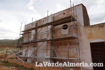 Las obras en el Cortijo del Fraile dan un nuevo aspecto al ruinoso edificio. Fotos difundidas por la asociación Amigos del parque.