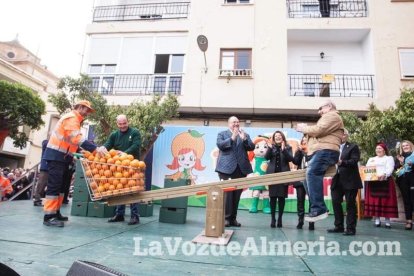 Gádor presume de naranjas en su cita anual más multitudinaria