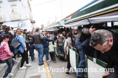 Gádor presume de naranjas en su cita anual más multitudinaria
