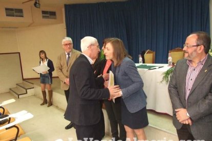 Acto homenaje a los 186 profesionales de la Enseñanza jubilados presidido por la delegada de Educación, Francisca Fernández. fotos JA Bar