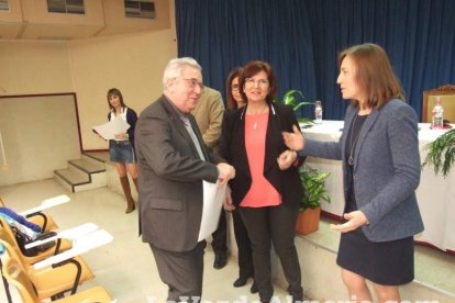 Acto homenaje a los 186 profesionales de la Enseñanza jubilados presidido por la delegada de Educación, Francisca Fernández. fotos JA Bar