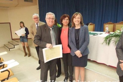 Acto homenaje a los 186 profesionales de la Enseñanza jubilados presidido por la delegada de Educación, Francisca Fernández. fotos JA Bar
