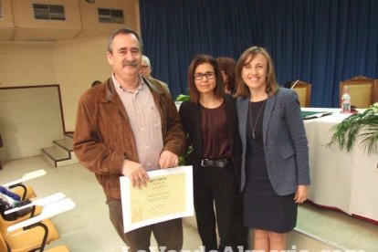 Acto homenaje a los 186 profesionales de la Enseñanza jubilados presidido por la delegada de Educación, Francisca Fernández. fotos JA Bar