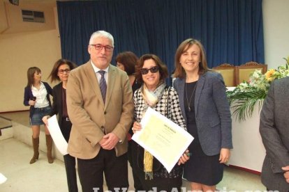 Acto homenaje a los 186 profesionales de la Enseñanza jubilados presidido por la delegada de Educación, Francisca Fernández. fotos JA Bar