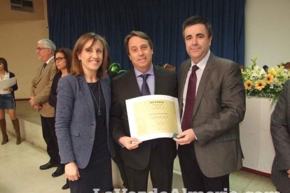 Acto homenaje a los 186 profesionales de la Enseñanza jubilados presidido por la delegada de Educación, Francisca Fernández. fotos JA Bar