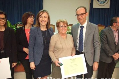 Acto homenaje a los 186 profesionales de la Enseñanza jubilados presidido por la delegada de Educación, Francisca Fernández. fotos JA Bar