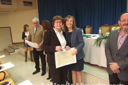 Acto homenaje a los 186 profesionales de la Enseñanza jubilados presidido por la delegada de Educación, Francisca Fernández. fotos JA Bar