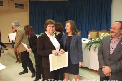 Acto homenaje a los 186 profesionales de la Enseñanza jubilados presidido por la delegada de Educación, Francisca Fernández. fotos JA Bar