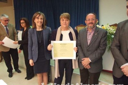 Acto homenaje a los 186 profesionales de la Enseñanza jubilados presidido por la delegada de Educación, Francisca Fernández. fotos JA Bar