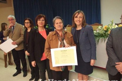 Acto homenaje a los 186 profesionales de la Enseñanza jubilados presidido por la delegada de Educación, Francisca Fernández. fotos JA Bar