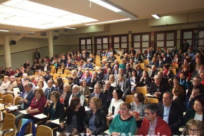 Acto homenaje a los 186 profesionales de la Enseñanza jubilados presidido por la delegada de Educación, Francisca Fernández. fotos JA Bar