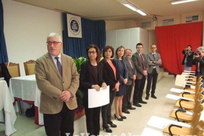 Acto homenaje a los 186 profesionales de la Enseñanza jubilados presidido por la delegada de Educación, Francisca Fernández. fotos JA Bar