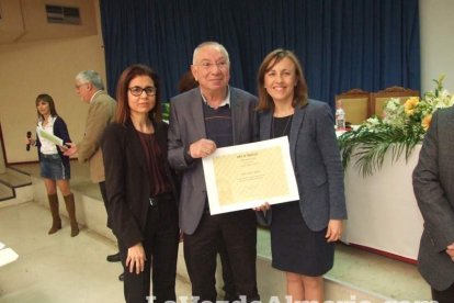 Acto homenaje a los 186 profesionales de la Enseñanza jubilados presidido por la delegada de Educación, Francisca Fernández. fotos JA Bar