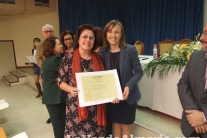 Acto homenaje a los 186 profesionales de la Enseñanza jubilados presidido por la delegada de Educación, Francisca Fernández. fotos JA Bar