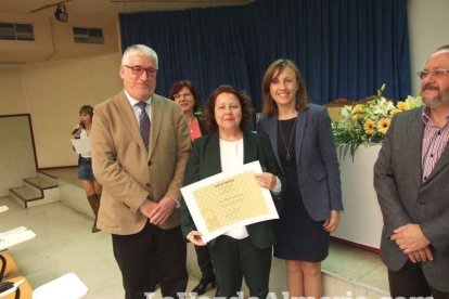 Acto homenaje a los 186 profesionales de la Enseñanza jubilados presidido por la delegada de Educación, Francisca Fernández. fotos JA Bar