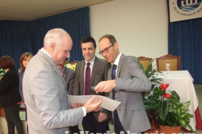 Acto homenaje a los 186 profesionales de la Enseñanza jubilados presidido por la delegada de Educación, Francisca Fernández. fotos JA Bar