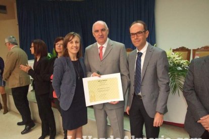 Acto homenaje a los 186 profesionales de la Enseñanza jubilados presidido por la delegada de Educación, Francisca Fernández. fotos JA Bar
