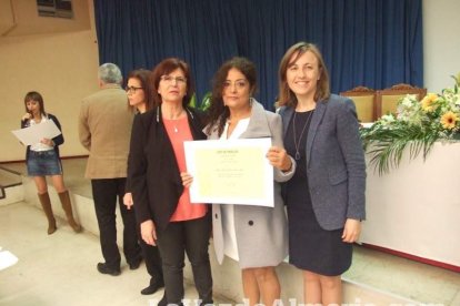 Acto homenaje a los 186 profesionales de la Enseñanza jubilados presidido por la delegada de Educación, Francisca Fernández. fotos JA Bar
