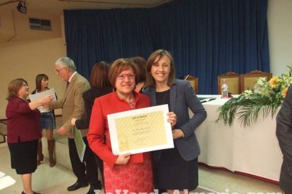 Acto homenaje a los 186 profesionales de la Enseñanza jubilados presidido por la delegada de Educación, Francisca Fernández. fotos JA Bar