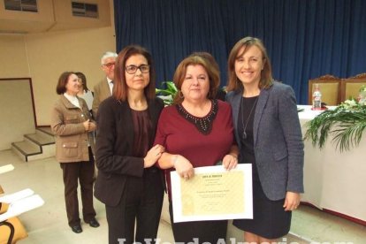 Acto homenaje a los 186 profesionales de la Enseñanza jubilados presidido por la delegada de Educación, Francisca Fernández. fotos JA Bar
