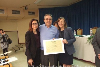 Acto homenaje a los 186 profesionales de la Enseñanza jubilados presidido por la delegada de Educación, Francisca Fernández. fotos JA Bar