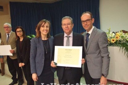 Acto homenaje a los 186 profesionales de la Enseñanza jubilados presidido por la delegada de Educación, Francisca Fernández. fotos JA Bar