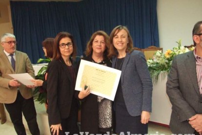 Acto homenaje a los 186 profesionales de la Enseñanza jubilados presidido por la delegada de Educación, Francisca Fernández. fotos JA Bar