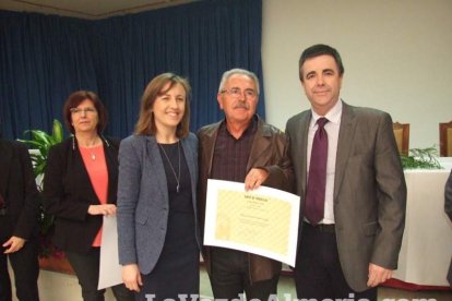 Acto homenaje a los 186 profesionales de la Enseñanza jubilados presidido por la delegada de Educación, Francisca Fernández. fotos JA Bar