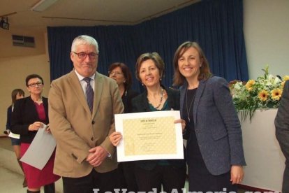 Acto homenaje a los 186 profesionales de la Enseñanza jubilados presidido por la delegada de Educación, Francisca Fernández. fotos JA Bar