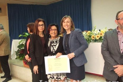 Acto homenaje a los 186 profesionales de la Enseñanza jubilados presidido por la delegada de Educación, Francisca Fernández. fotos JA Bar