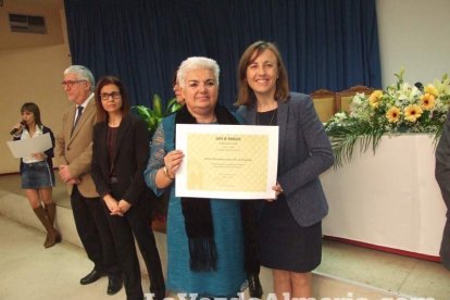 Acto homenaje a los 186 profesionales de la Enseñanza jubilados presidido por la delegada de Educación, Francisca Fernández. fotos JA Bar