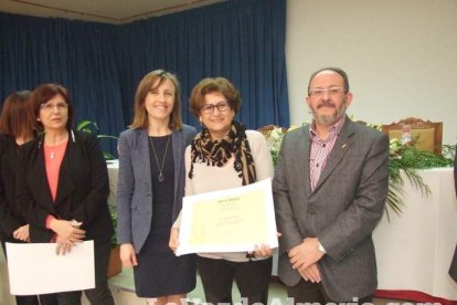 Acto homenaje a los 186 profesionales de la Enseñanza jubilados presidido por la delegada de Educación, Francisca Fernández. fotos JA Bar
