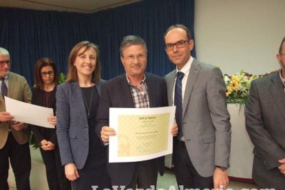 Acto homenaje a los 186 profesionales de la Enseñanza jubilados presidido por la delegada de Educación, Francisca Fernández. fotos JA Bar